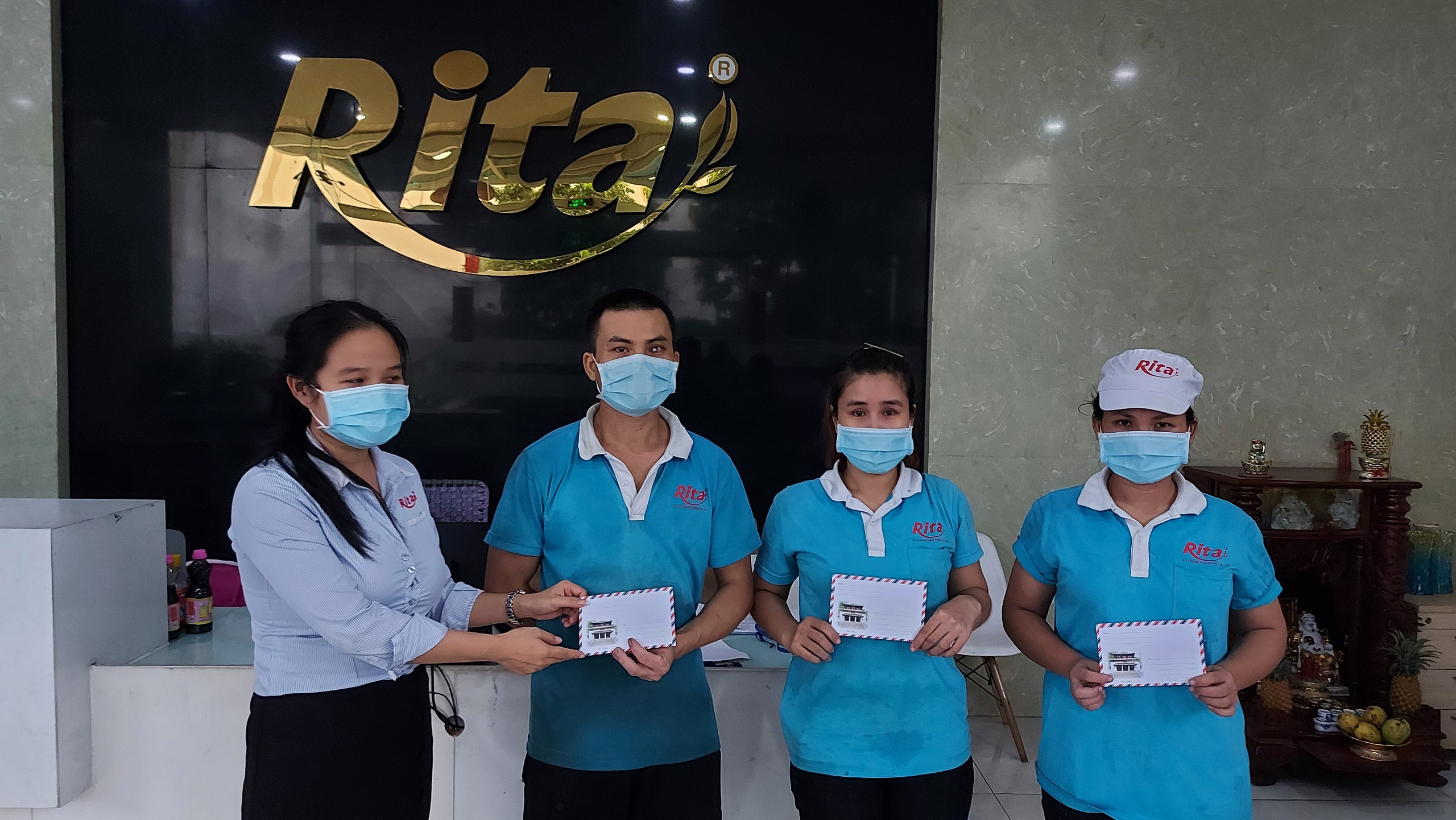 Phát tiền trung thu cho công nhân viên RITA