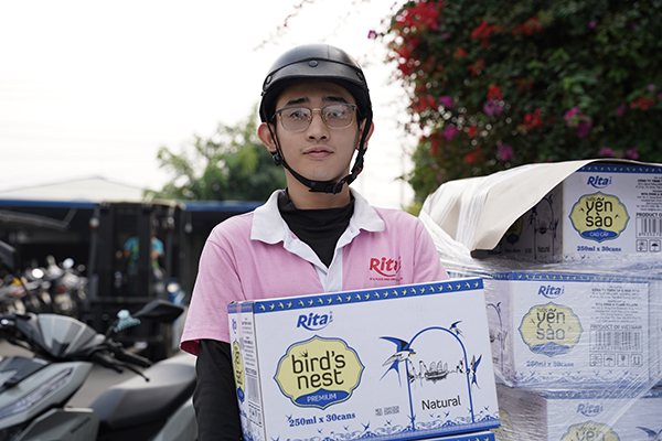 Rita tặng quà tết cho công nhân viên ăn tết 2026