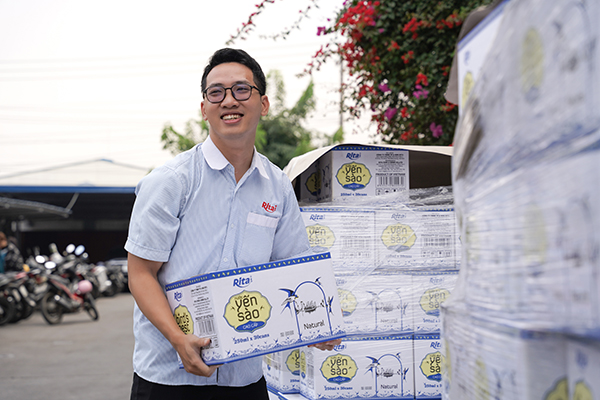 Rita tặng quà tết cho công nhân viên ăn tết 2026