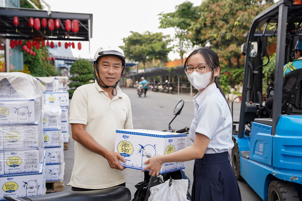 Rita tặng quà tết cho công nhân viên ăn tết 2026