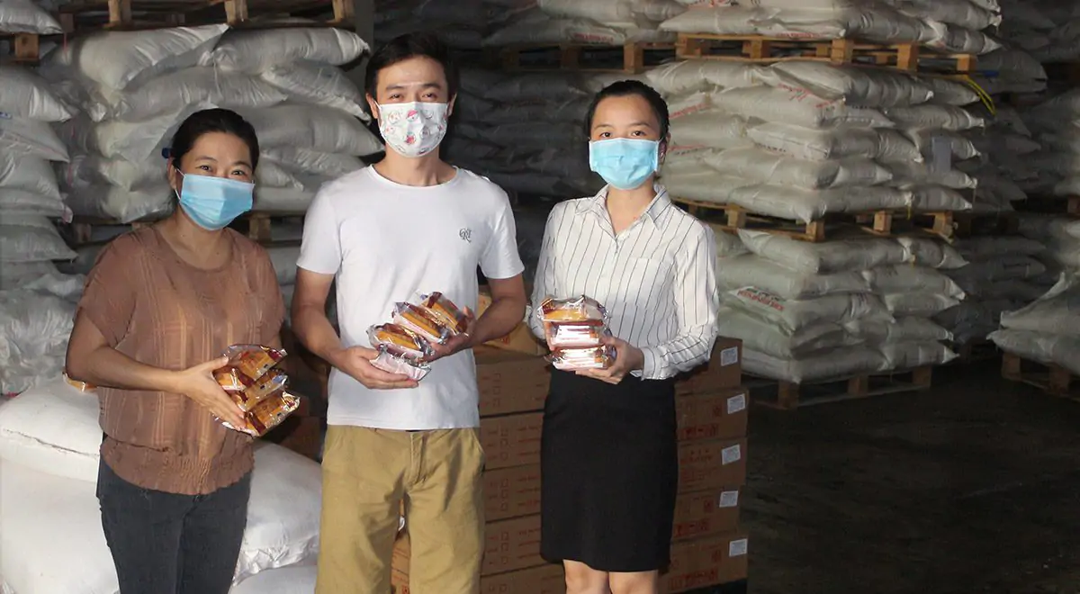 Nhân viên RITA nhận bánh trung thu
