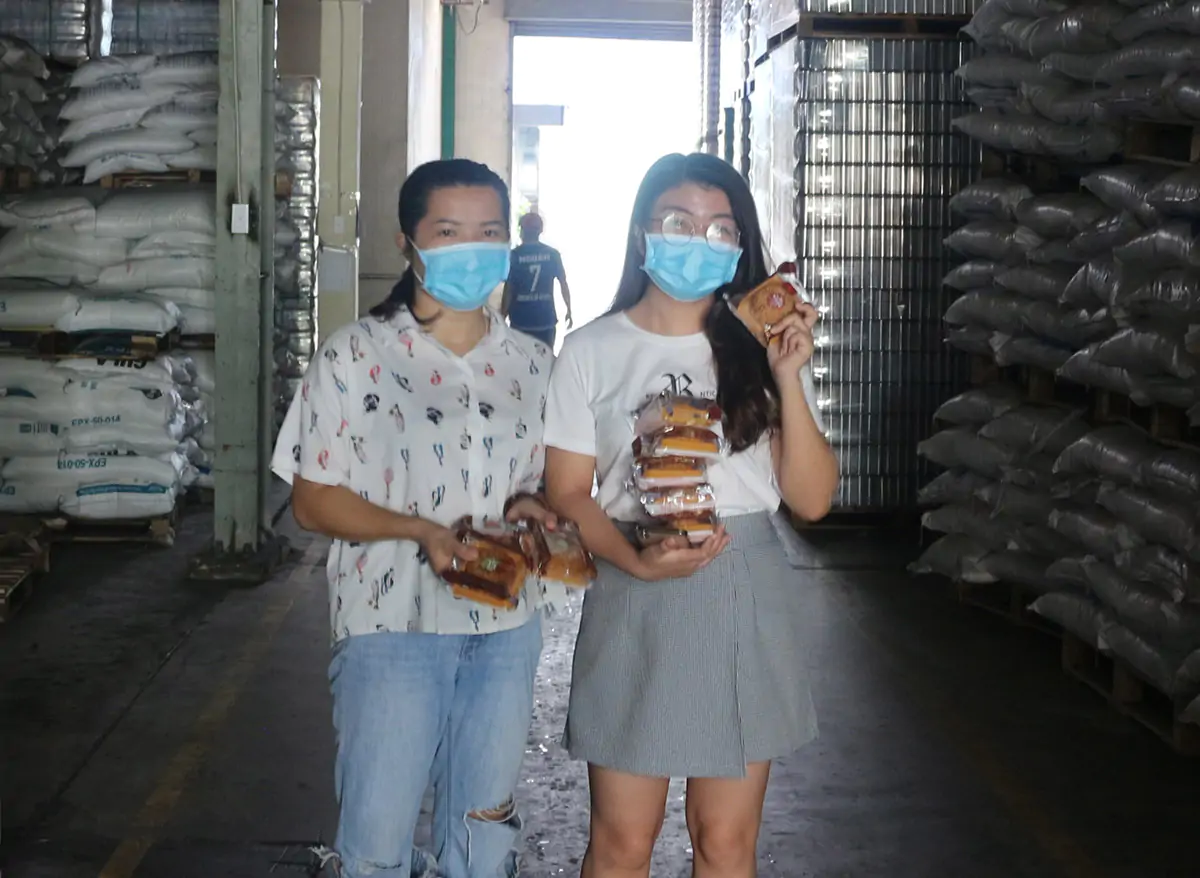 Đại diện phòng marketing và sale nhận bánh trung thu