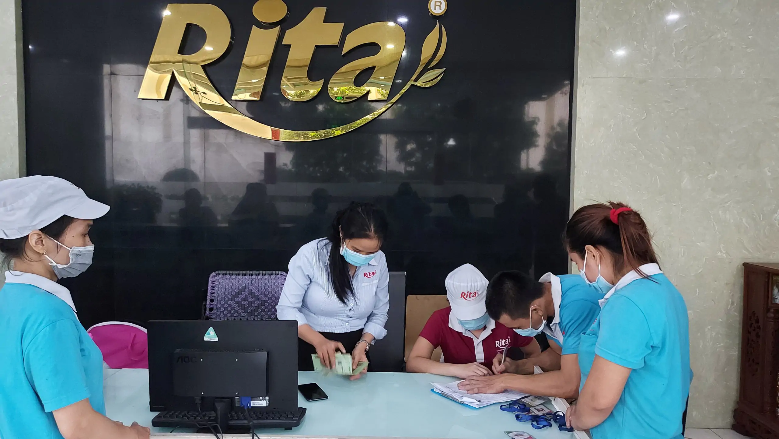 Phát tiền cho công nhân viên RITA nhân dịp trung thu